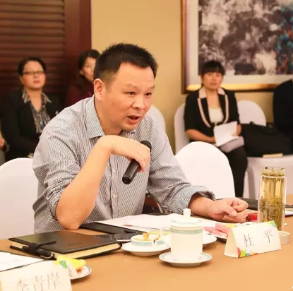 绿城中国副总裁杜平讲述绿城文化理念绿城中国副总裁杜平提出在与客户